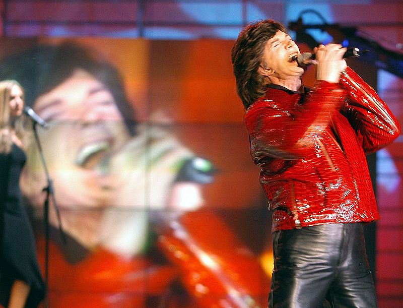 Camilo Sesto durante su interpretación dentro del concierto del musical mexicano "Desafió de Estrellas" quienes le brindaron un homenaje a su distinguida trayectoria artística.