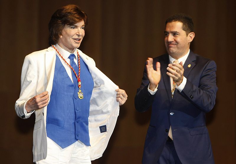 Camilo Sesto durante el multitudinario homenaje en el teatro Calderón de Alcoy donde le recibirá la medalla de oro de la ciudad y la distinción de hijo predilecto.