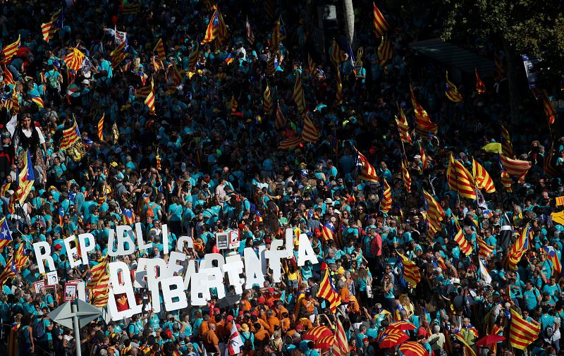 Muchos de los asistentes a la manifestación con motivo de la Diada han acudido ataviados con la camiseta azul turquesa que ha puesto a la venta la Asamblea Nacional Catalana y que simboliza la "esperanza".