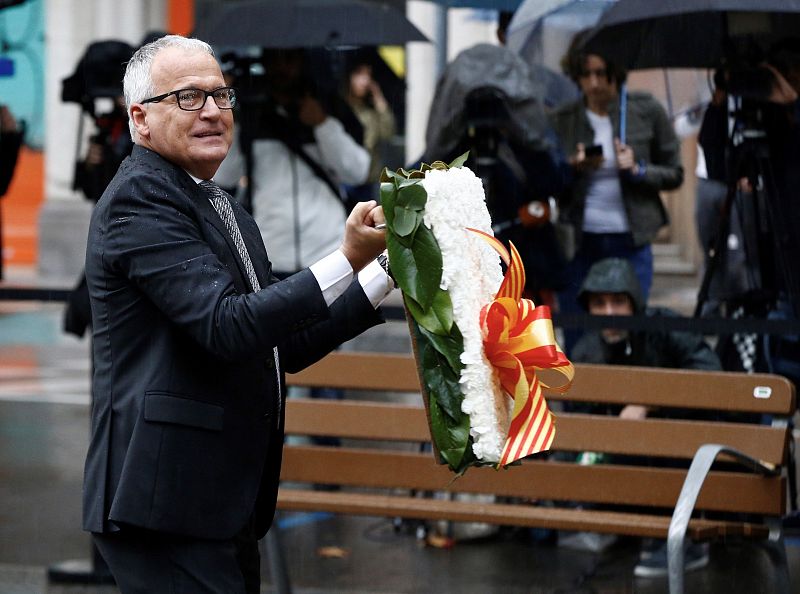 El concejal por el PP, Josep Bou, ha encabezado la ofrenda floral del PP catalán al monumento a Rafael de Casanova, dentro de los actos de la Diada de Cataluña. 