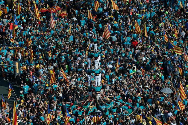 Un grupo de 'castellers' forma una torre humana durante la manifestación con motivo de la Diada. 