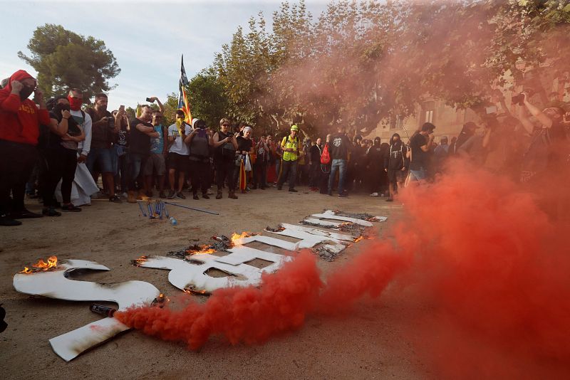 Un grupo de manifestantes quema las letras de la palabra "botiflers" (traidores) frente al Parlament de Catalunya, este miércoles en Barcelona con motivo de la Diada. 