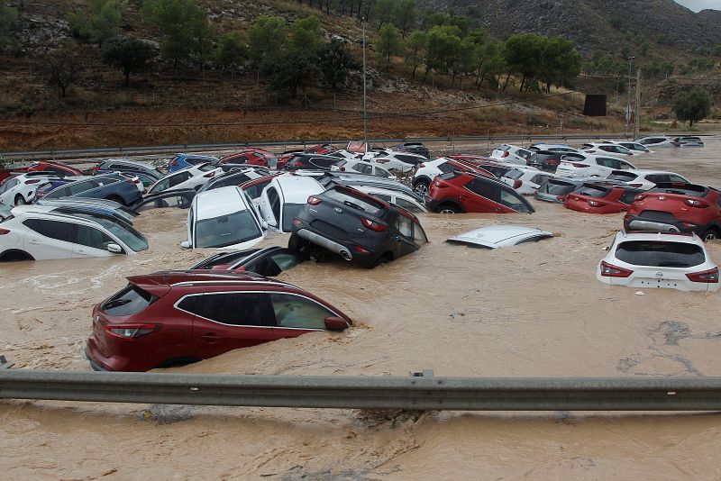 Gota fría: Coches inundados en un depósito de vehículos en Orihuela (Alicante).