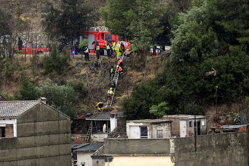 Gota fría: Un equipo de bomberos ayudando a desalojar de sus viviendas a varios vecinos de Ontinyent tras el desbordamiento del río Clariano a su paso por la localidad valenciana.