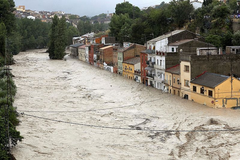 Gota fría: Vista del río Clariano desbordado a su paso por Ontinyent (Valencia).