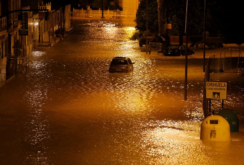 Gota fría: Un coche en mitad de las inundaciones que afectan una calle de Orihuela, en Alicante.