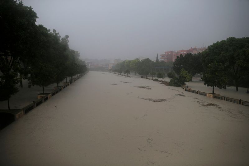 Gota fría: El río Segura, desbordado a su paso por la población de Orihuela