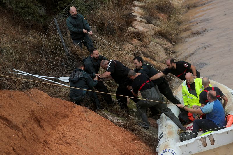 Rescate de un hombre que se encontraba atrapado en su vehículo en el interior de un túnel de la AP-7, a la altura del Pilar de la Horadada, en Alicante.