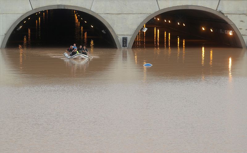 Gota fría: Guardia Civil y bomberos rescatan a conductores atrapados en sus vehículos en un túnel inundado en el Pilar de la Horadada (Alicante)