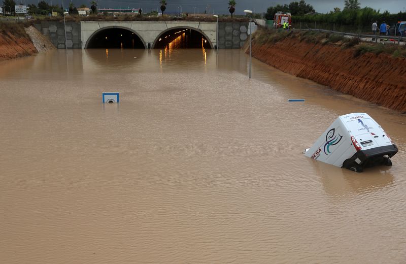 Gota fría: Una furgoneta medio hundida se divisa en un túnel inundado en San Pedro del Pinatar (Murcia) por las lluvias torrenciales caídas en las últimas horas. 