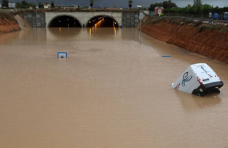 Gota fría: Una furgoneta medio hundida se divisa en un túnel inundado en San Pedro del Pinatar (Murcia) por las lluvias torrenciales caídas en las últimas horas. 