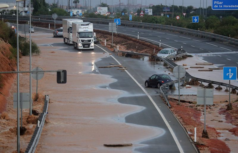 Gota fría: Vehículos en la autopista AP-7 en San Pedro del Pinatar (Murcia), donde han caído lluvias torrenciales en las últimas horas