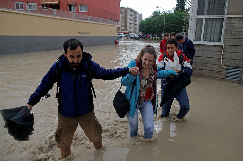 Gota fría: calles inundadas en Orihuela, Alicante, por la crecida del río Segura y las lluvias torrenciales