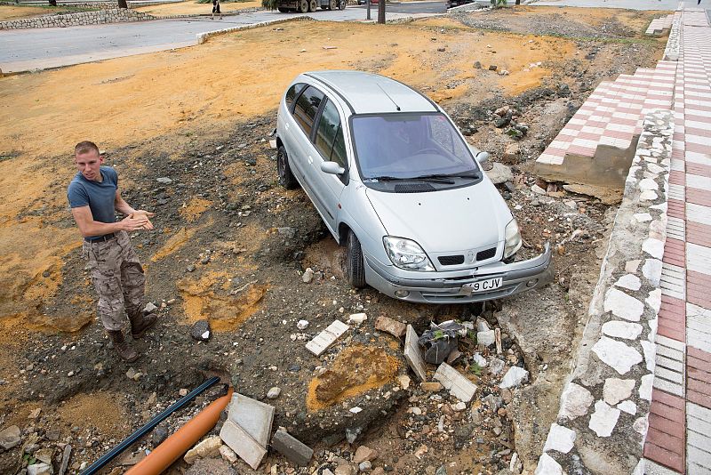 Uno de los vehículos que han sido arrastrados por las lluvias registradas la pasada noche en la localidad malagueña de Alhaurín El Grande, en Málaga.