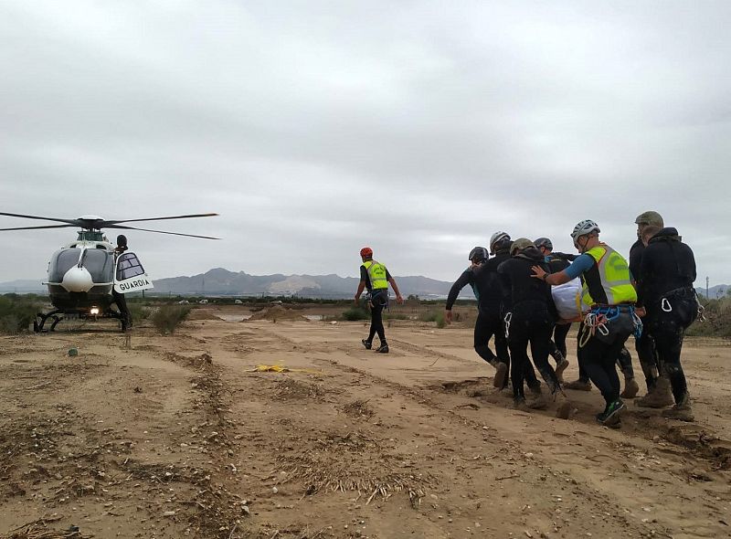 Fotografía facilitada por el Mando de Operaciones Especiales (MOE) del Ejército, más conocidos como los 'boinas verdes, que han encontrado muerto a un hombre de 41 años, vecino de Orihuela (Alicante), en una zona de campo de la pedanía de La Matanza.