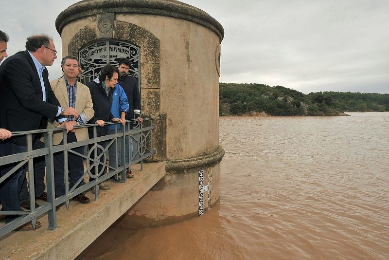 El presidente de Castilla-La Mancha, Emiliano García-Page, visita junto a la ministra de Trabajo, Migraciones y Seguridad Social, Magdalena Valerio, el pantano de Almansa, en Albacete, afectado por el temporal