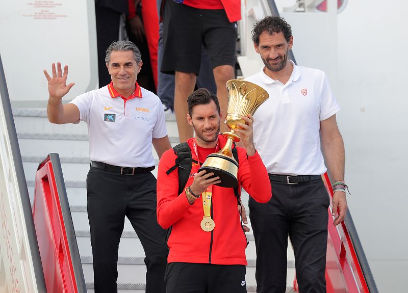 Rudy, Scariolo y Garbajosa bajan del avión con la copa.id