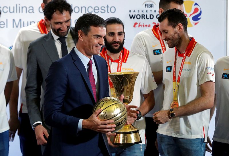 Pedro Sánchez recibe a la selección española de baloncesto en Moncloa