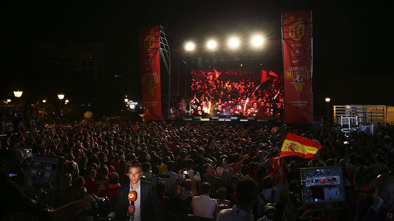 La afición celebra con la selección española de baloncesto el Mundial en la plaza de Colón