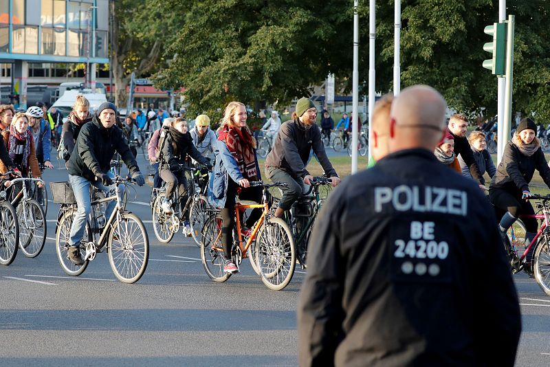 Un policía observa una bicicletada reivindicativa en Berlín