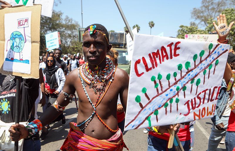 Un joven keniata se une a los cientos de jóvenes manifestantes durante una protesta en Nairobi (Kenia)