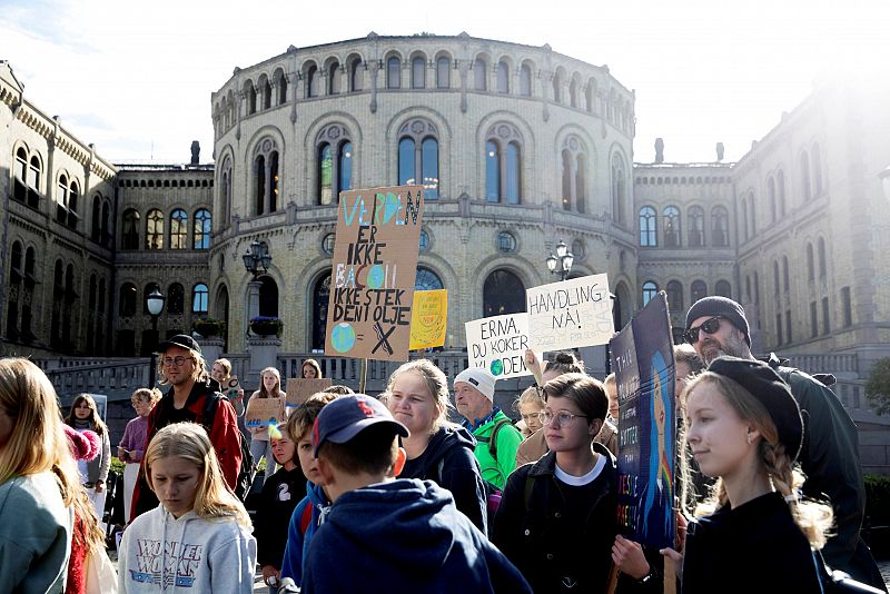 Decenas de estudiantes participan en las manifestaciones contra el cambio climático frente al parlamento de Oslo, Noruega.