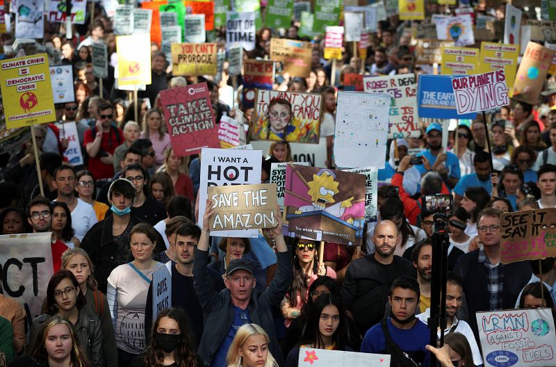 Numerosas personas elevan sus pancartas durante una manifestación contra el cambio en Londres, Reino Unido.