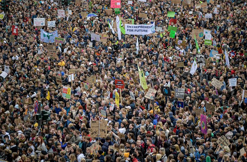 Miles de activictas por el cambio climático se manifiestan en el centro de Hamburgo, Alemania. 