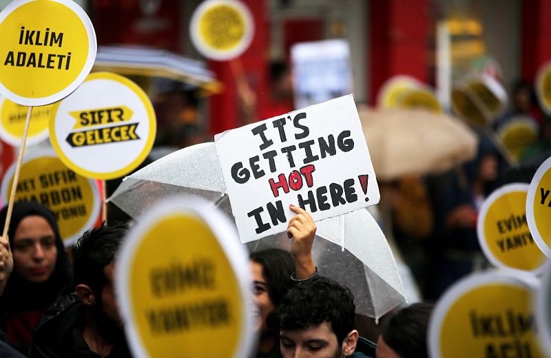 Cientos de personas han protestado con pancartas en Estambul, Turquía, por el aumento de la temperatura del planeta. 