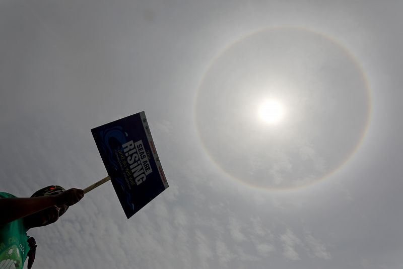 Un mujer protesta contra el cambio climático en Abuja, Nigeria.