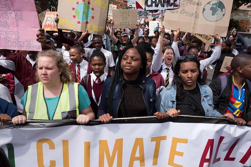 Cientos de personas han participado en una protesta contra el cambio climático en Ciudad del Cabo, Sudáfrica.