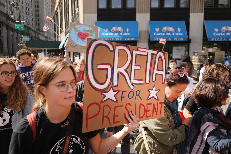 Una estudiante porta una pancarta en la que se puede leer "Greta para presidente"
