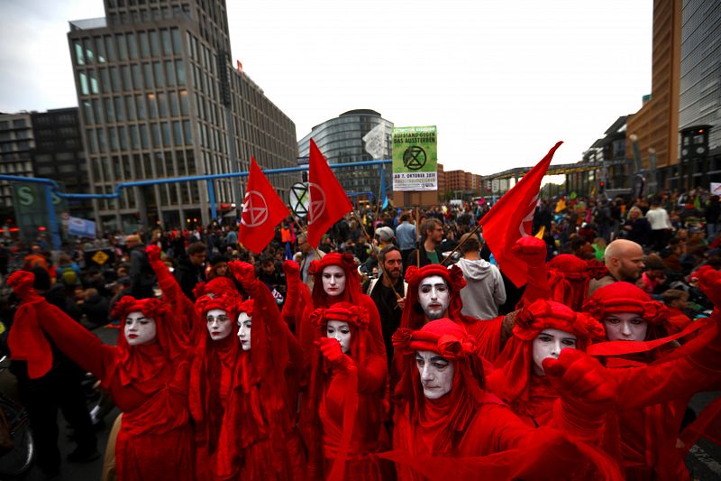 Un grupo de activistas ataviados de rojo participan en la marcha contra el cambio climático en la capital de Alemania