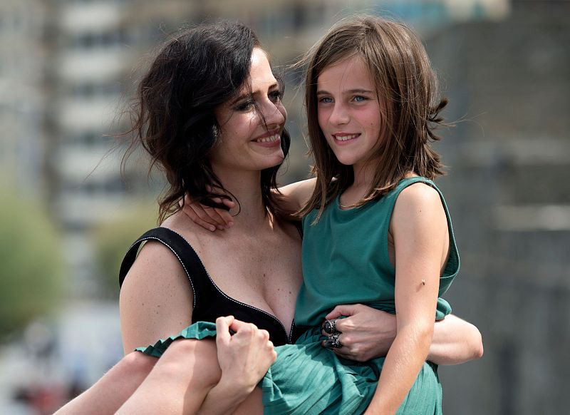 Las actrices francesas Eva Green y Zelie Boulant posan durante el 'photocall' de la película 'Proxima'