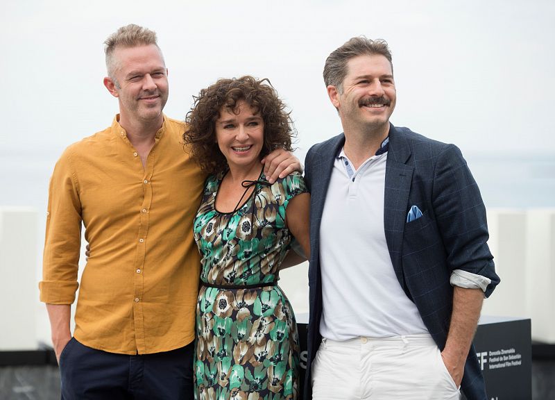 Los actores griegos Christos Loulis y Alexandros Bourdoumis posan con la actriz italiana Valeria Golino durante el 'photocall' de la película 'Comportarse como adultos', de Costa-Gavras