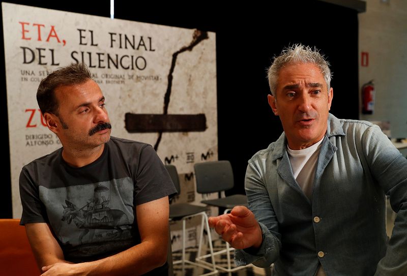 Jon Sistiaga (derecha) y Alfonso Cortés-Cavanillas posan durante una entrevista concedida a Efe tras presentar Zubiak (Puentes), documental que forma parte de la serie ETA, el final del silencio, en San Sebastián