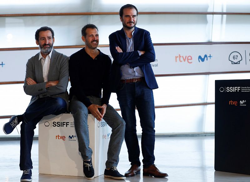 Los directores Aitor Arregi (derecha), Jon Garaño (izquierda) y José María Goenaga durante la presentación de su película 'La trinchera infinita', que compite en la sección oficial