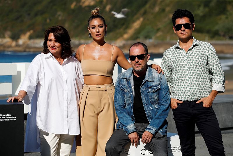 El director Carlos Sedes (sentado) y los actores Blanca Suárez, Pablo Molinero y Adelfa Calvo durante la presentación de 'El verano que vivimos'