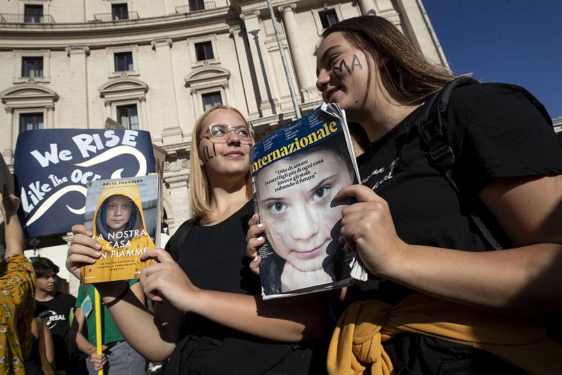 Dos jóvenes adolescentes en la protesta organizada en Roma muestran quién es su inspiración en la lucha por frenar el cambio climático: la joven Greta Thumberg. 