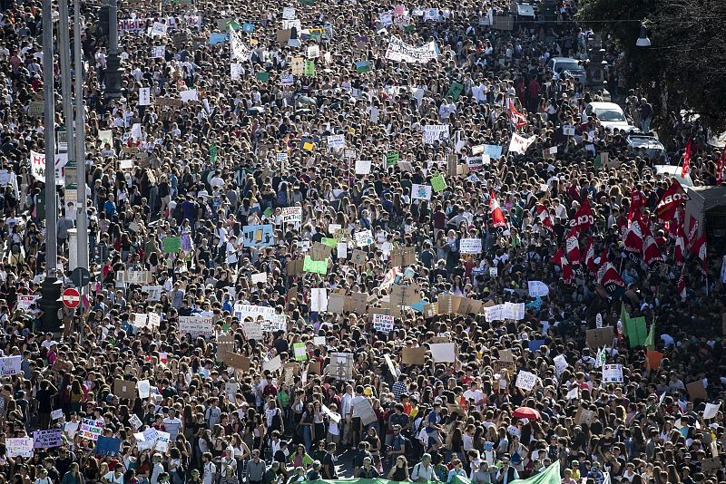 Miles de personas se han concentrado en el centro de Roma (Italia) para cerrar la Huelga Mundial por el Clima, la semana reivindicativa por el medio ambiente.