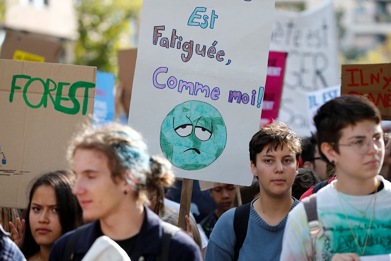 Activistas y estudiantes con pancartas en la manifestación de la Huelga por el Clima en Lausana (Suiza.