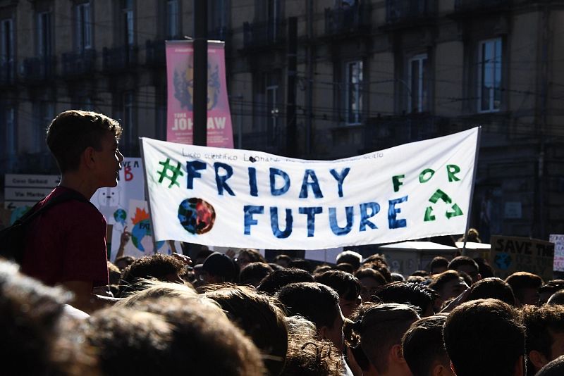 Millones de personas en todo el mundo van a participar en las manifestaciones de la Huelga Mundial por el Clima organizadas por el movimiento juvenil "Fridays for Future", como estos estudiantes de Nápoles. 