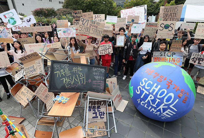 Estudiantes surcoreanos han detenido su jornada escolar para pedir una acción inmediata que frene el cambio climático.