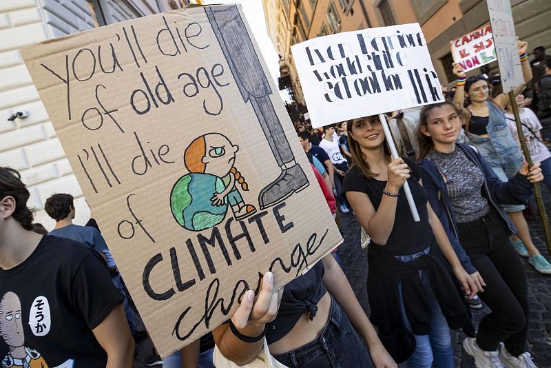 "Tú morirás de viejo, y yo por el cambio climático" reza esta pancarta realizada por estudiantes para la manifestación por la Huelga por el Clima de este viernes en Roma (Italia).