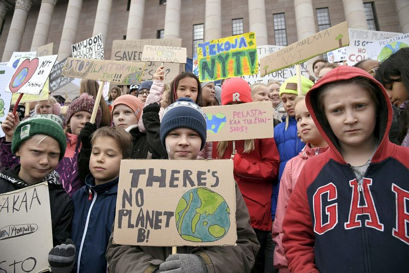 Leo Korhonen es un joven activista contra el cambio climático muy conocido en su país, Finlandia. Junto a sus compañeros de clase participa en la protesta frente al Parlamento en Helsinki. 