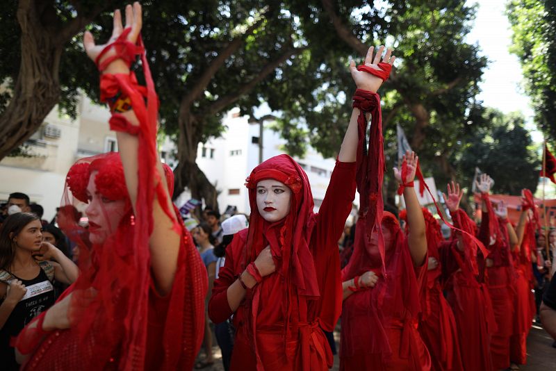 La organización ecologista Extinction Rebellion Red Rebel Brigade de Israel impresiona en la protesta organizada en Tel Aviv para cerrar la semana de Huelga Mundial por el Clima.