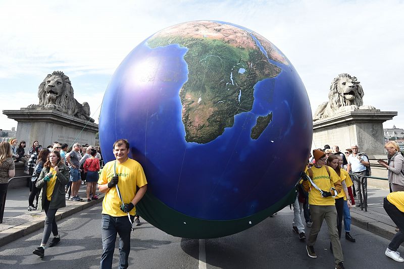 Un enorme globo terráqueo ha protagonizado la marcha por el puente más viejo de Hungría, conocido como Lanchid, en Budapest, organizada por "Fridays for Future".