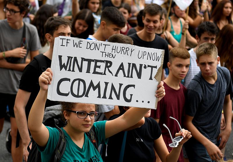 "El invierno no llega", dice la pancarta de esta joven en la concentración de Barcelona. 160 países protestan porque los efectos del cambio climático se dejan ya sentir en el planeta y reivindican un cambio político que los frene.