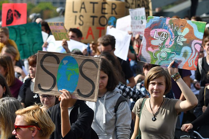 "Haz el amor y no CO2", un buen lema para luchar contra el cambio climático en Budapest (Hungría).