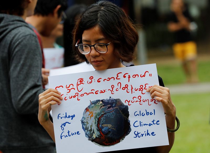 Una niña con pancarta participa en la manifestación contra el cambio climático en Yangon (Myanmar).